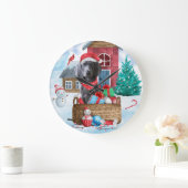 雪の中のワイマランアドッグのクリスマスドッグハウス ラージ壁時計 (ホーム)