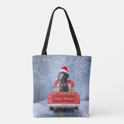 雪の中のワイマラードッグにクリスマストラックに座って トートバッグ (裏面)