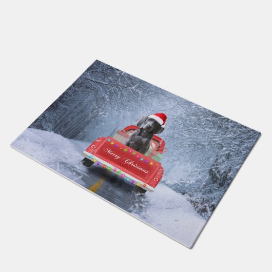 雪の中のワイマラードッグにクリスマストラックに座って ドアマット (アングル)
