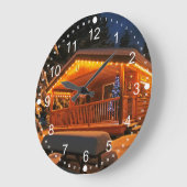 雪の中の丸太小屋に美しいクリスマスライト ラージ壁時計 (傾斜)