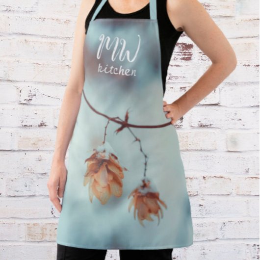 雪の中の乾燥したホップスガーランド エプロン