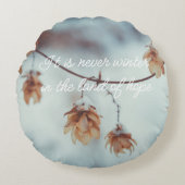 雪の中の乾燥したホップスガーランド ラウンドクッション (正面)