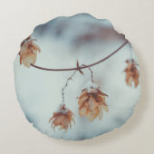 雪の中の乾燥したホップスガーランド ラウンドクッション (裏面)