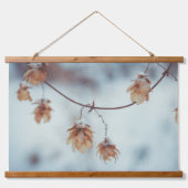 雪の中の乾燥したホップスガーランド 吊り下げ型タペストリー (正面)