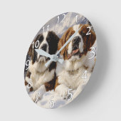 雪の中の二人の聖ベルナルズ ラウンド壁時計 (傾斜)