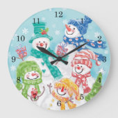 雪の中の可愛いクリスマススノーマンファミリー ラージ壁時計 (正面)