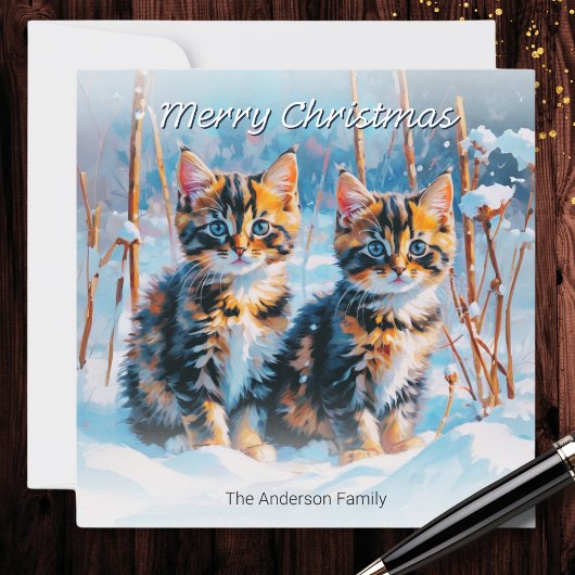 雪の中の可愛いトラ猫の子猫たち クリスマス ペット 動物
