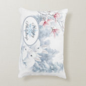 雪の中の可愛い白うさぎ冬の休日 アクセントクッション (裏面(縦))