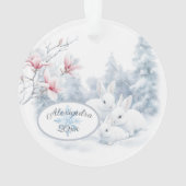 雪の中の可愛い白うさぎ冬の休日 オーナメント (裏面)