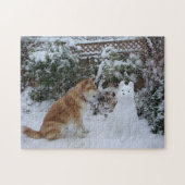 雪の中の可愛い秋田と雪だるま秋田犬の写真 ジグソーパズル (横)