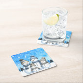 雪の中の可愛い雪だるまファミリー スクエアペーパーコースター (インサイチュ)