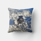 雪の中の可愛い黒いカラス クッション (裏面)