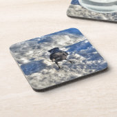 雪の中の可愛い黒いカラス コースター (左側)