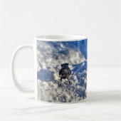 雪の中の可愛い黒いカラス コーヒーマグカップ (左)