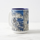 雪の中の可愛い黒いカラス ツートーンマグカップ (正面左)