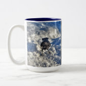 雪の中の可愛い黒いカラス ツートーンマグカップ (左)