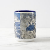 雪の中の可愛い黒いカラス ツートーンマグカップ (中央)