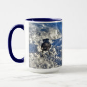 雪の中の可愛い黒いカラス マグカップ (左)