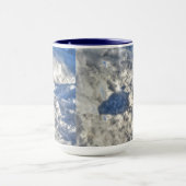 雪の中の可愛い黒いカラス マグカップ (中央)