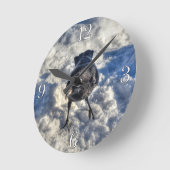 雪の中の可愛い黒いカラス ラウンド壁時計 (傾斜)