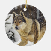 雪の中の大きな美しい灰色の野生の狼 セラミックオーナメント (正面)