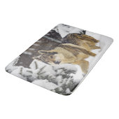 雪の中の大きな美しい灰色の野生の狼 バスマット (アングル)