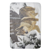 雪の中の大きな美しい灰色の野生の狼 バスマット (正面縦)