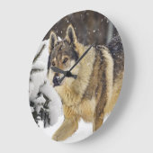 雪の中の大きな美しい灰色の野生の狼 ラージ壁時計 (傾斜)