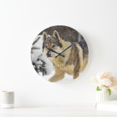 雪の中の大きな美しい灰色の野生の狼 ラージ壁時計 (ホーム)