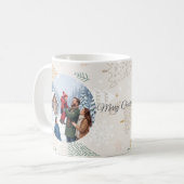 雪の中の家族 マグカップ – 暖かなクリスマスのギフト (正面左)