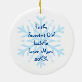 雪の中の小さな白い子パーソナライズされた猫 セラミックオーナメント (裏面)