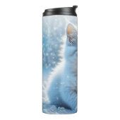 雪の中の小さな白い子猫 タンブラー (回転左)