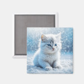 雪の中の小さな白い子猫 マグネット (正面/裏面)