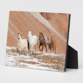 雪の中の小さな馬の群れのある隠れ家の牧場 フォトプラーク (側面)