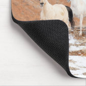 雪の中の小さな馬の群れのある隠れ家の牧場 マウスパッド (コーナー)