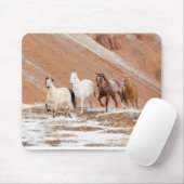 雪の中の小さな馬の群れのある隠れ家の牧場 マウスパッド (マウス)