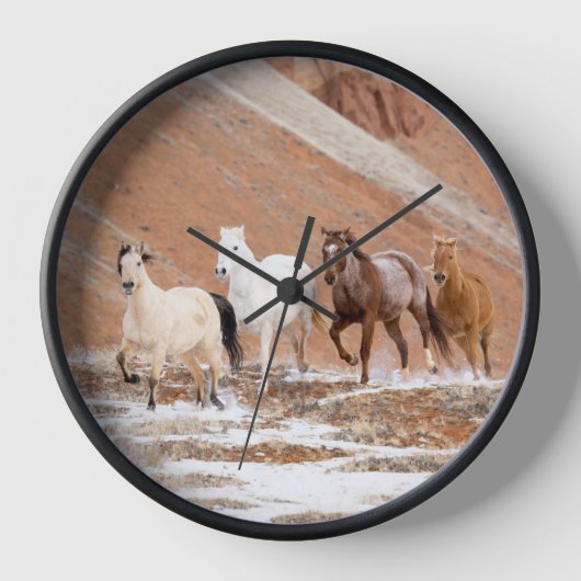 雪の中の小さな馬の群れのある隠れ家の牧場 壁時計 (正面)