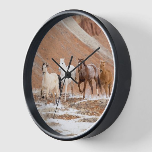 雪の中の小さな馬の群れのある隠れ家の牧場 壁時計 (傾斜)