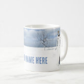 雪の中の小妖精や小人歩くのメス。カスタマイズ可能文字 コーヒーマグカップ (正面右)