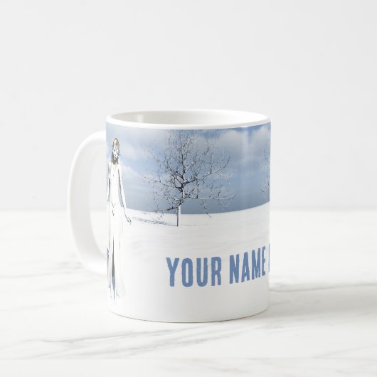 雪の中の小妖精や小人歩くのメス。カスタマイズ可能文字 コーヒーマグカップ (正面左)