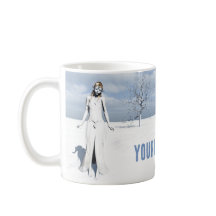 雪の中の小妖精や小人歩くのメス。カスタマイズ可能文字