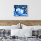 「雪の中の居心地の良いキャビン」ギャラリー包まれた キャンバスプリント (インサイチュ (寝室))
