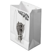 雪の中の怒れる黒い狼、荒々しい冬 ミディアムペーパーバッグ (正面アングル)