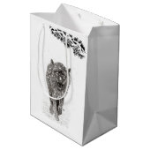 雪の中の怒れる黒い狼、荒々しい冬 ミディアムペーパーバッグ (裏面アングル)