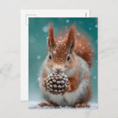 雪の中の愛らしい赤リスとピネコン シーズンポストカード (正面/裏面)