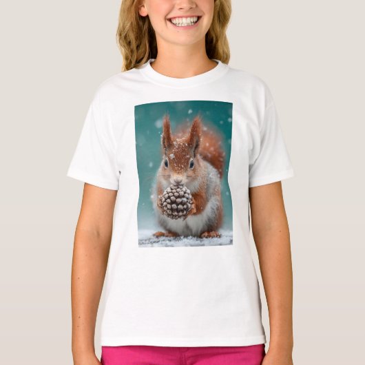 雪の中の愛らしい赤リスとピネコン Tシャツ (正面)