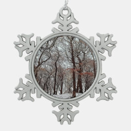 雪の中の木々離れはオレンジ色の花を咲かせた スノーフレークピューターオーナメント