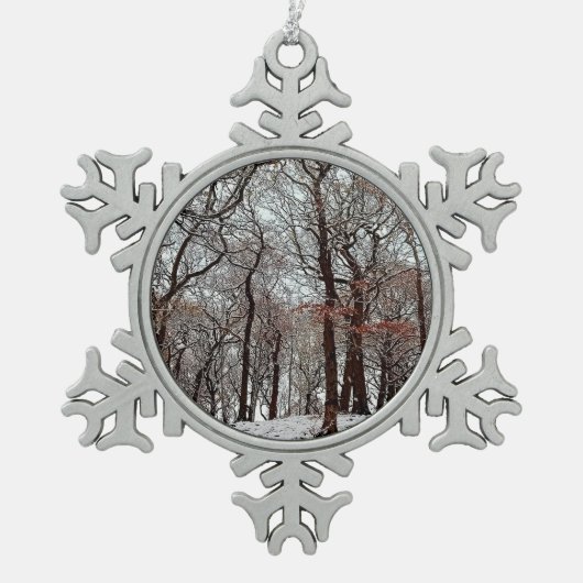 雪の中の木々離れはオレンジ色の花を咲かせた スノーフレークピューターオーナメント (正面)