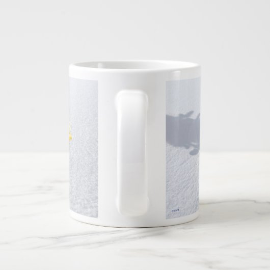 雪の中の木を持つ犬 ジャンボコーヒーマグカップ (裏面)