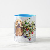 雪の中の木を持つ犬 マグカップ (中央)